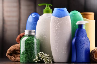 Plastik şişeler dolusu vücut bakımı ve güzellik ürünleri..