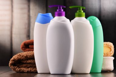 Plastik şişeler dolusu vücut bakımı ve güzellik ürünleri..