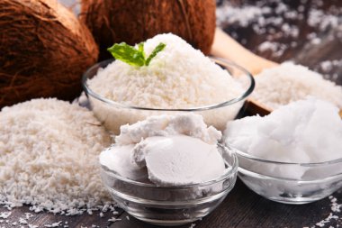 Ahşap masa üzerinde parçalanmış hindistan cevizi ve kabuklu kompozisyon