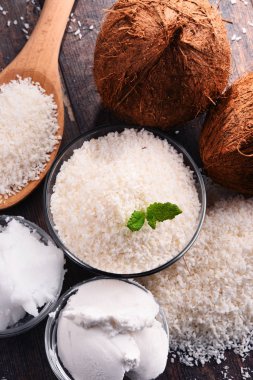 Ahşap masa üzerinde parçalanmış hindistan cevizi ve kabuklu kompozisyon