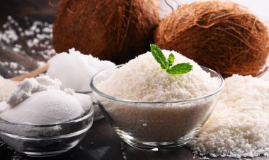 Ahşap masa üzerinde parçalanmış hindistan cevizi ve kabuklu kompozisyon