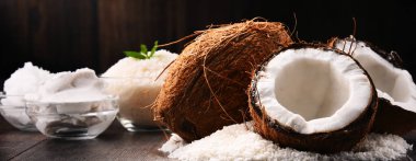 Ahşap masa üzerinde parçalanmış hindistan cevizi ve kabuklu kompozisyon