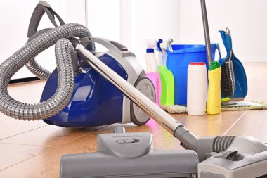 Elektrikli süpürge ve deterjan şişeleri ve kimyasal temizlik malzemeleri katta çeşitli