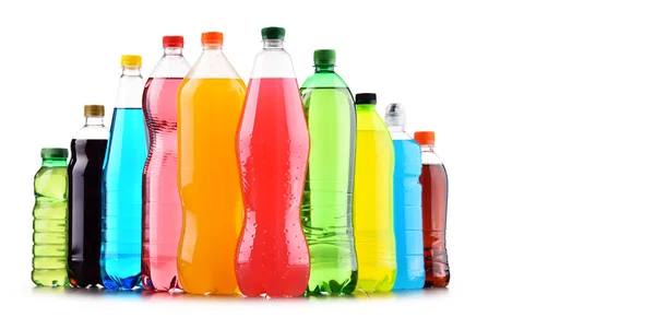 Plastic Flessen Van Diverse Koolzuurhoudende Frisdranken Witte Achtergrond — Stockfoto