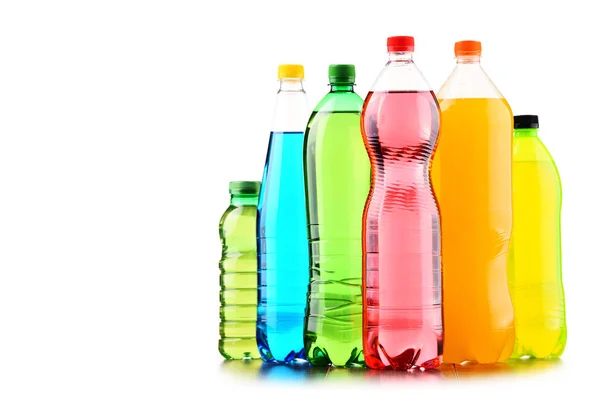 Plastikowe Butelki Różnych Gazowanych Napojów Bezalkoholowych Białym Tle — Zdjęcie stockowe