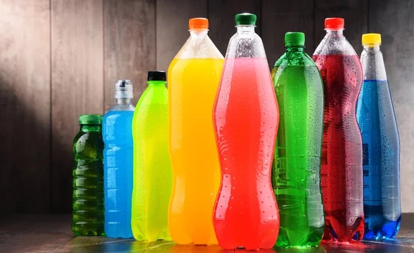 Plastic Flessen Van Diverse Koolzuurhoudende Frisdranken Verschillende Kleuren — Stockfoto