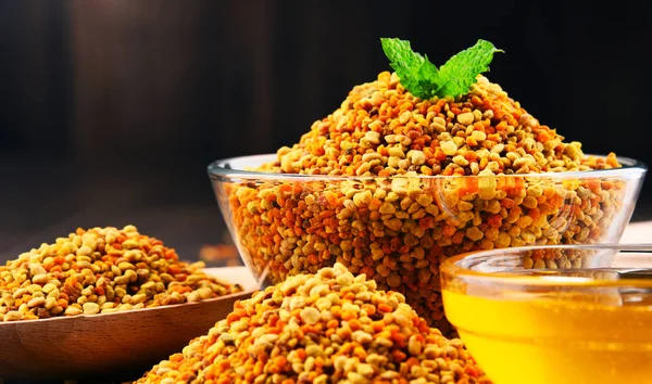 Schalen Mit Bienenpollen Und Honig Auf Dem Küchentisch Nahrungsergänzungsmittel — Stockfoto