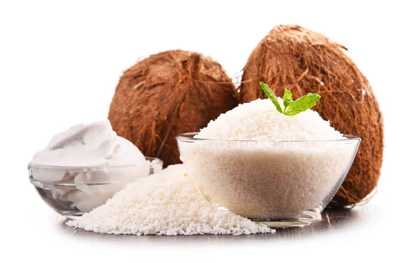 Komposition Mit Zerfetzten Kokosnüssen Und Muscheln Auf Weißem Hintergrund — Stockfoto