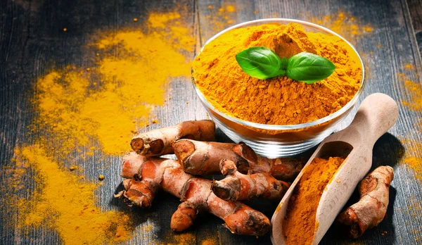 Compoziție Castron Pulbere Turmeric Masă Lemn — Fotografie, imagine de stoc