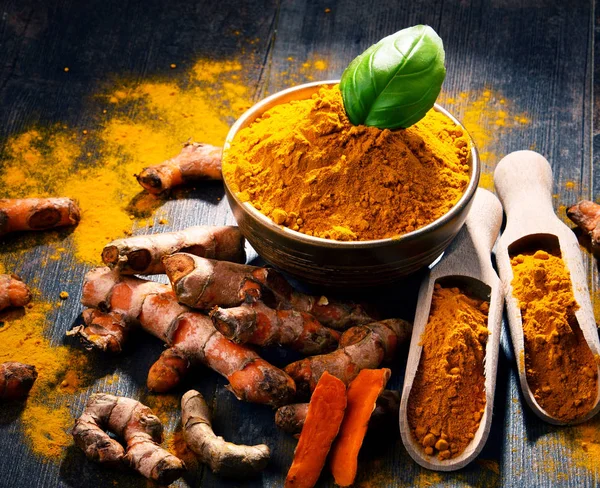 Compoziție Castron Pulbere Turmeric Masă Lemn — Fotografie, imagine de stoc