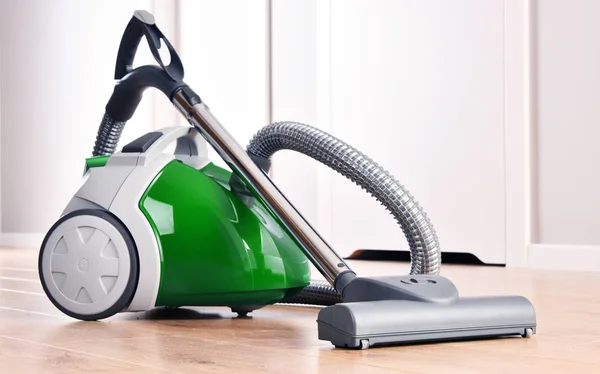 アパートの床パネルでの家庭用のキャニスター掃除機 — ストック写真