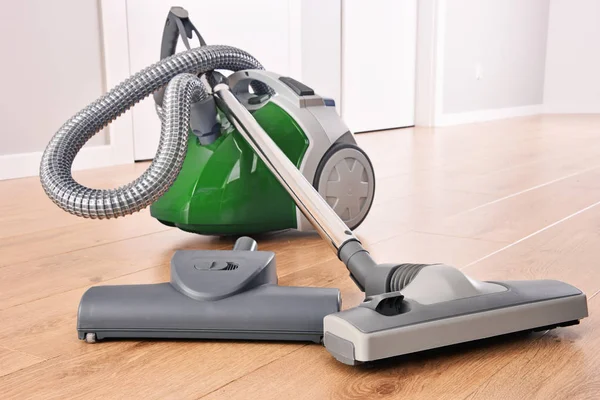 Canister Vacuum Cleaner Untuk Penggunaan Rumah Panel Lantai Apartemen — Stok Foto