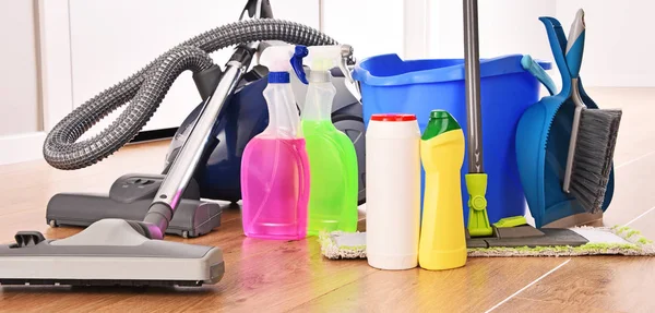 Aspirador Variedade Garrafas Detergente Produtos Químicos Limpeza Chão — Fotografia de Stock