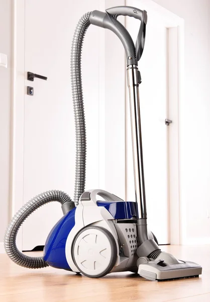 アパートの床パネルでの家庭用のキャニスター掃除機 — ストック写真