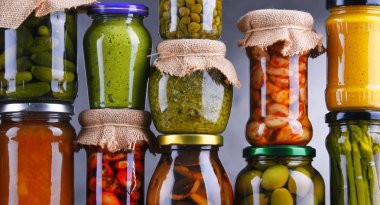 Çeşitli sebze turşulu kavanozlar ve meyveler. Yiyecek sakladım.