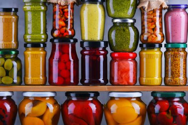 Çeşitli sebze turşulu kavanozlar ve meyveler. Yiyecek sakladım.