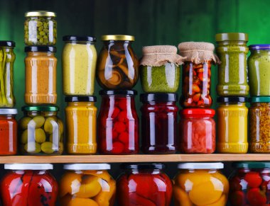 Çeşitli sebze turşulu kavanozlar ve meyveler. Yiyecek sakladım.