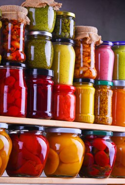 Çeşitli sebze turşulu kavanozlar ve meyveler. Yiyecek sakladım.