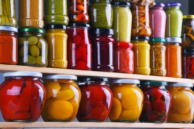 Çeşitli sebze turşulu kavanozlar ve meyveler. Yiyecek sakladım.