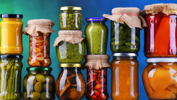 Gläser Mit Einer Vielzahl Von Eingelegtem Gemüse Und Obst Konserven — Stockfoto