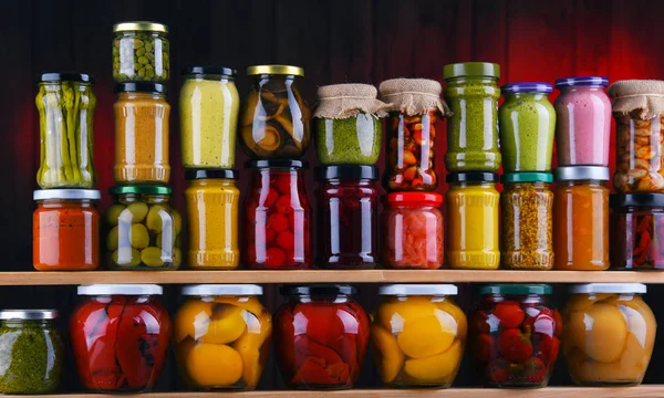 Potten Met Verschillende Soorten Gepekelde Groenten Fruit Conserven Van Levensmiddelen — Stockfoto