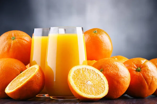 Окуляри Свіжовичавленим Апельсиновим Соком — стокове фото