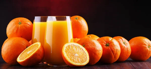 Vasos Con Zumo Naranja Recién Exprimido —  Fotos de Stock
