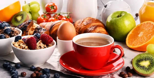 Desayuno Servido Con Café Zumo Naranja Croissants Huevo Cereales Frutas —  Fotos de Stock