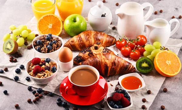 Café Manhã Servido Com Café Suco Laranja Croissants Ovo Cereais — Fotografia de Stock