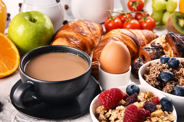 Desayuno Servido Con Café Zumo Naranja Croissants Huevo Cereales Frutas —  Fotos de Stock