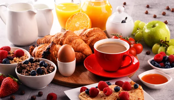 Frukost Serveras Med Kaffe Apelsinjuice Croissanter Ägg Spannmål Och Frukt — Stockfoto