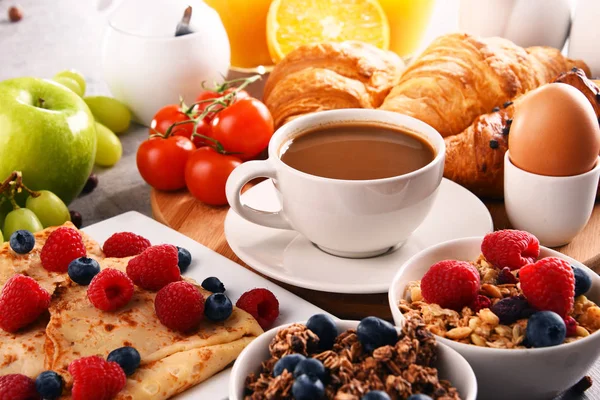 Frühstück Mit Kaffee Orangensaft Croissants Müsli Und Obst Ausgewogene Ernährung — Stockfoto