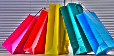 Renkli kağıt alışveriş torbalarıyla kompozisyon.