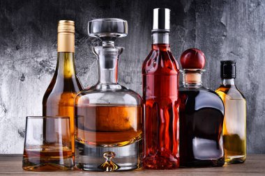 Sürahi ve çeşitli alkollü içecekler içeren kompozisyon.