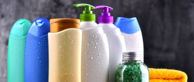 Plastik şişeler dolusu vücut bakımı ve güzellik ürünleri..
