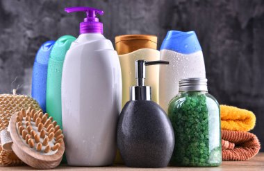Plastik şişeler dolusu vücut bakımı ve güzellik ürünleri..