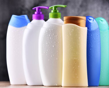 Plastik şişeler dolusu vücut bakımı ve güzellik ürünleri..