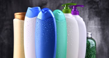 Plastik şişeler dolusu vücut bakımı ve güzellik ürünleri..