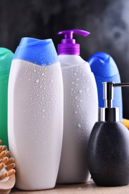 Plastik şişeler dolusu vücut bakımı ve güzellik ürünleri..