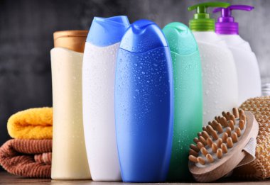 Plastik şişeler dolusu vücut bakımı ve güzellik ürünleri..