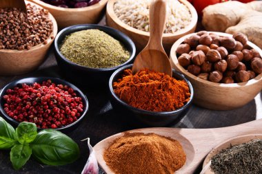 Masada çeşitli organik gıda ürünleri var..