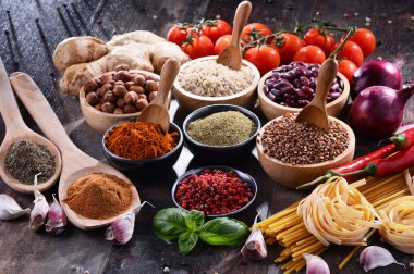 Masada çeşitli organik gıda ürünleri var..