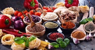 Masada çeşitli organik gıda ürünleri var..