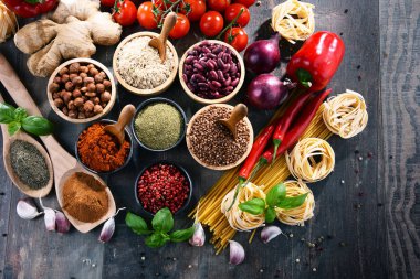 Masada çeşitli organik gıda ürünleri var..