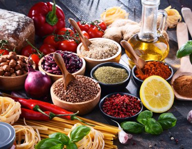 Masada çeşitli organik gıda ürünleri var..