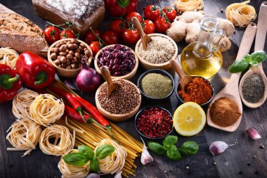 Masada çeşitli organik gıda ürünleri var..