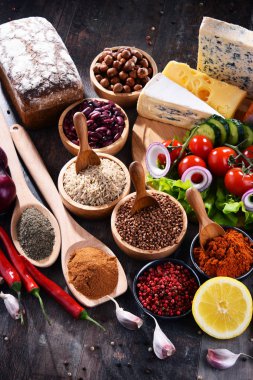 Masada çeşitli organik gıda ürünleri var..