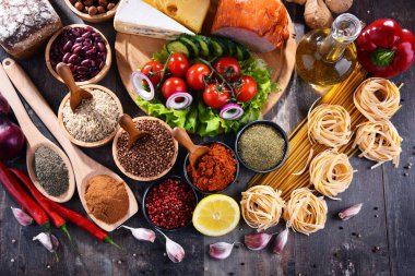 Masada çeşitli organik gıda ürünleri var..