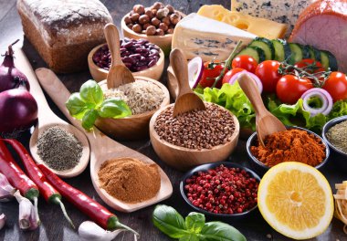 Masada çeşitli organik gıda ürünleri var..