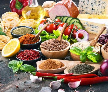 Masada çeşitli organik gıda ürünleri var..